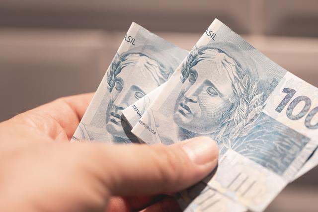Ibovespa cai com alta do dólar e juros futuros em 12,70%