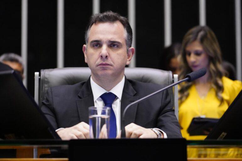 lira-entrega-a-pacheco-texto-da-reforma-tributaria-aprovado-na-camara