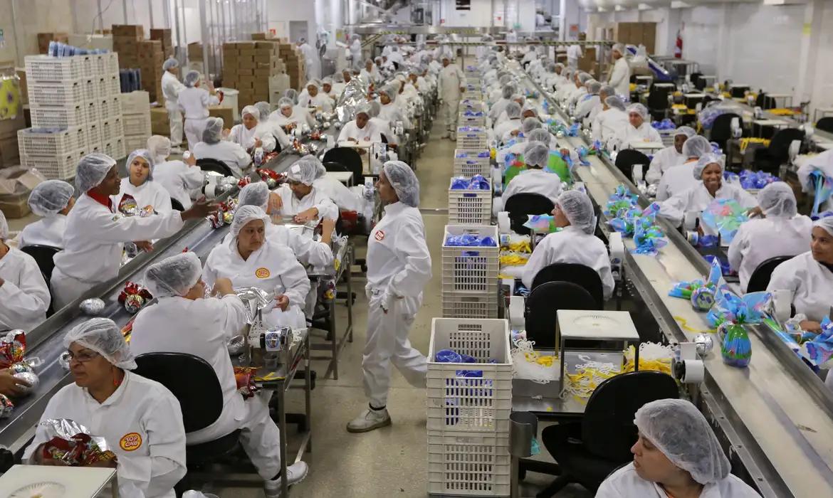 producao-da-industria-recua-em-fevereiro_its-money