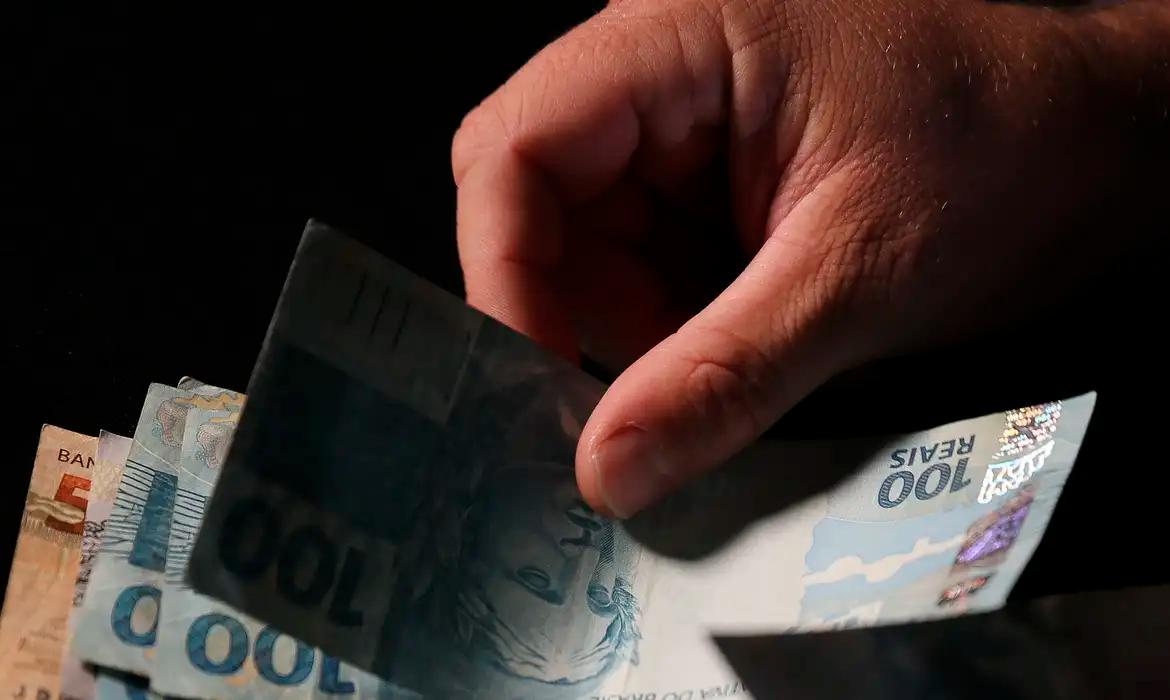 pacote-de-cortes-de-gastos-abordara-supersalarios-e-grandes-fortunas